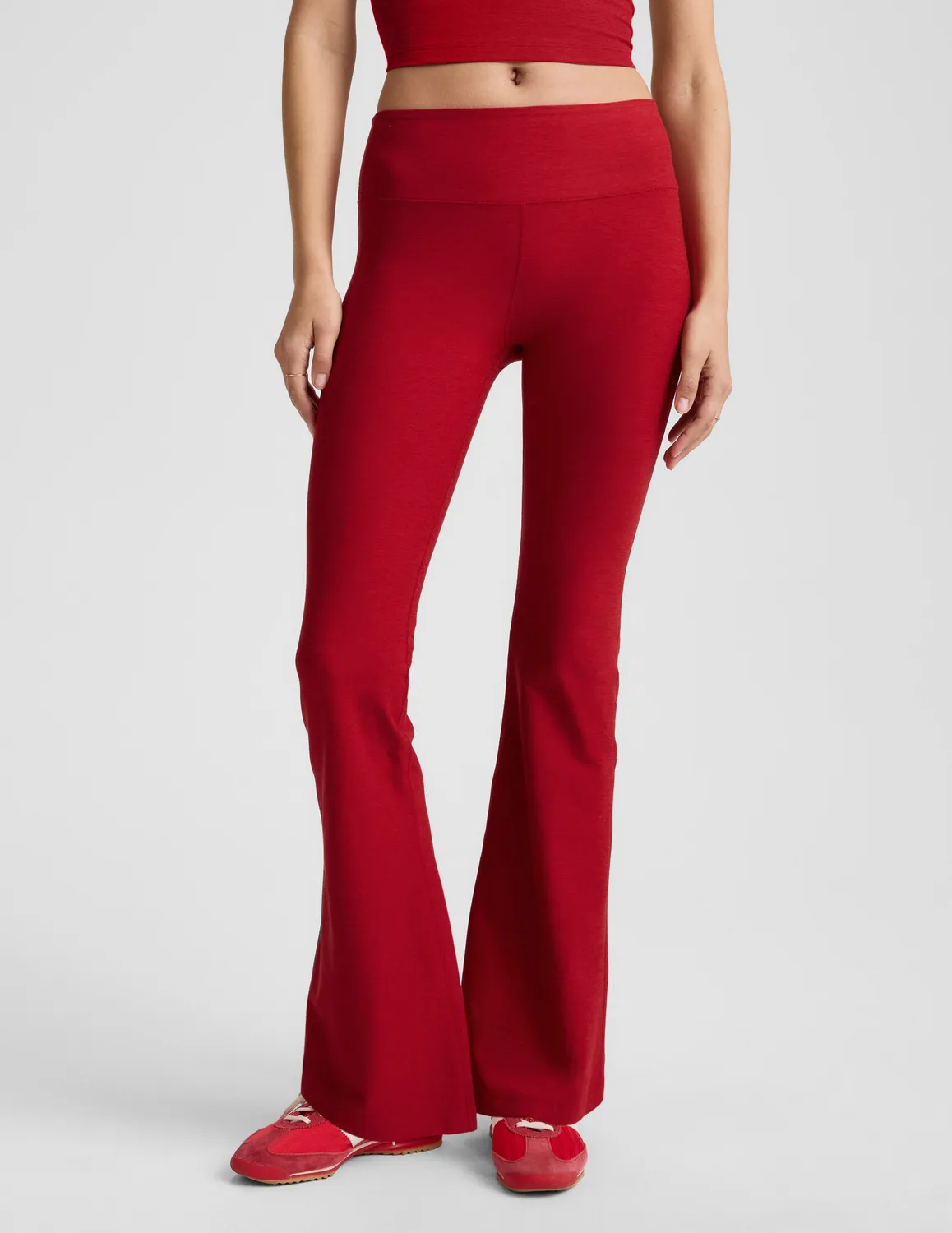 Beyond Yoga Spacedye Mid-Rise Bootcut Pant träningsbyxa Holly Red mjuk