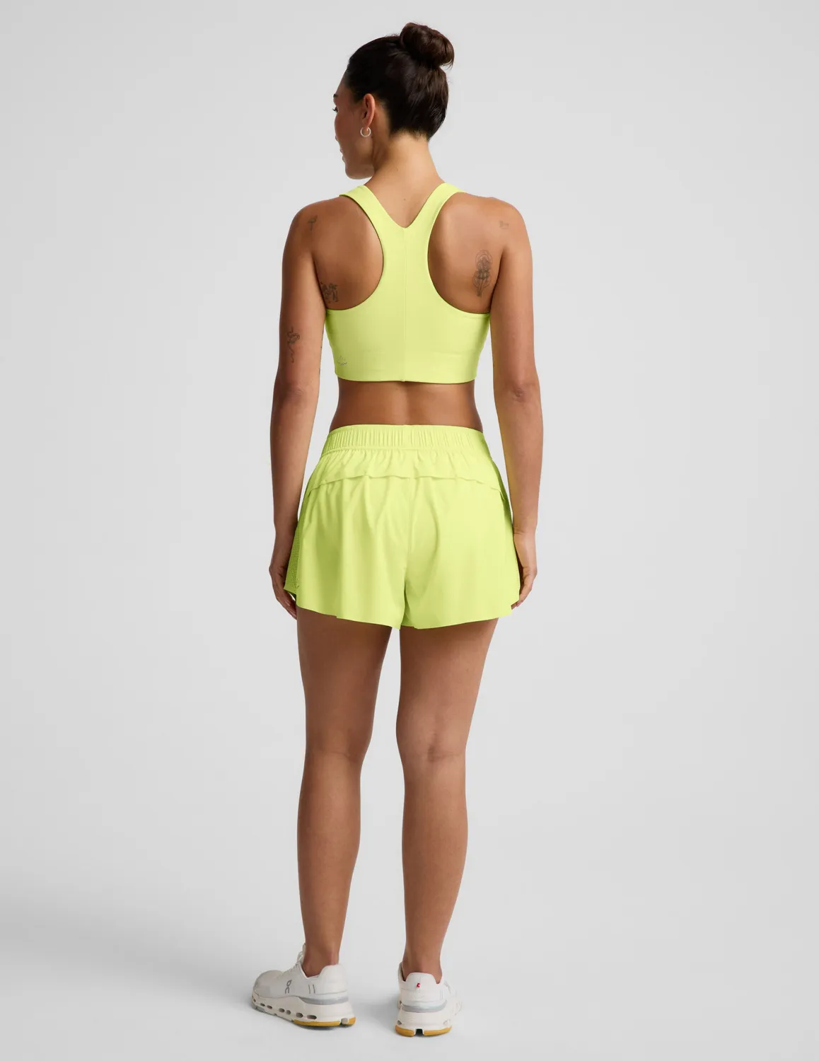 Beyond Yoga Solemate 2.5" löparshorts Electric Lime neon