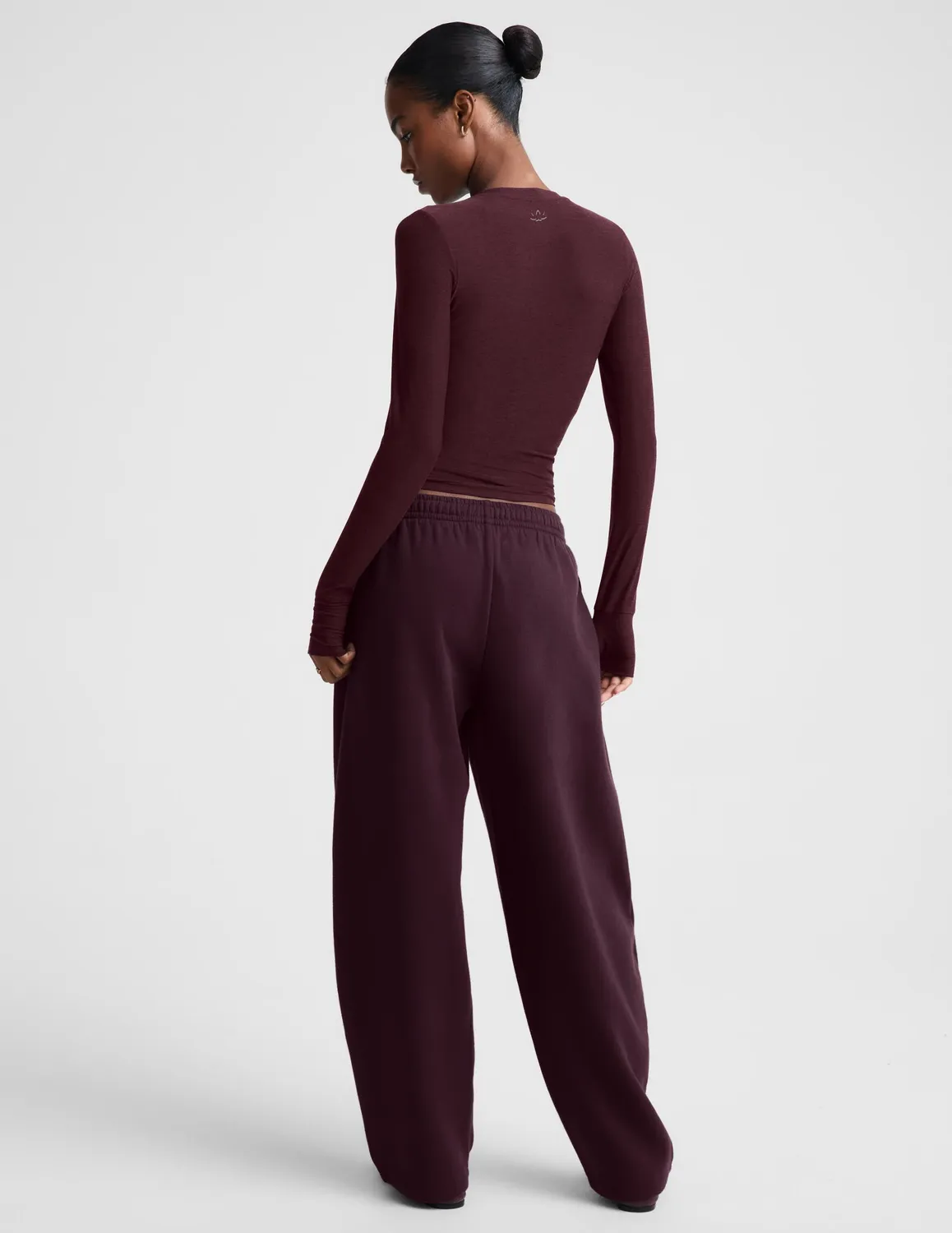 Beyond Yoga LuxeFleece 2.0 Barrel Leg mjukisbyxor cabernet bomull