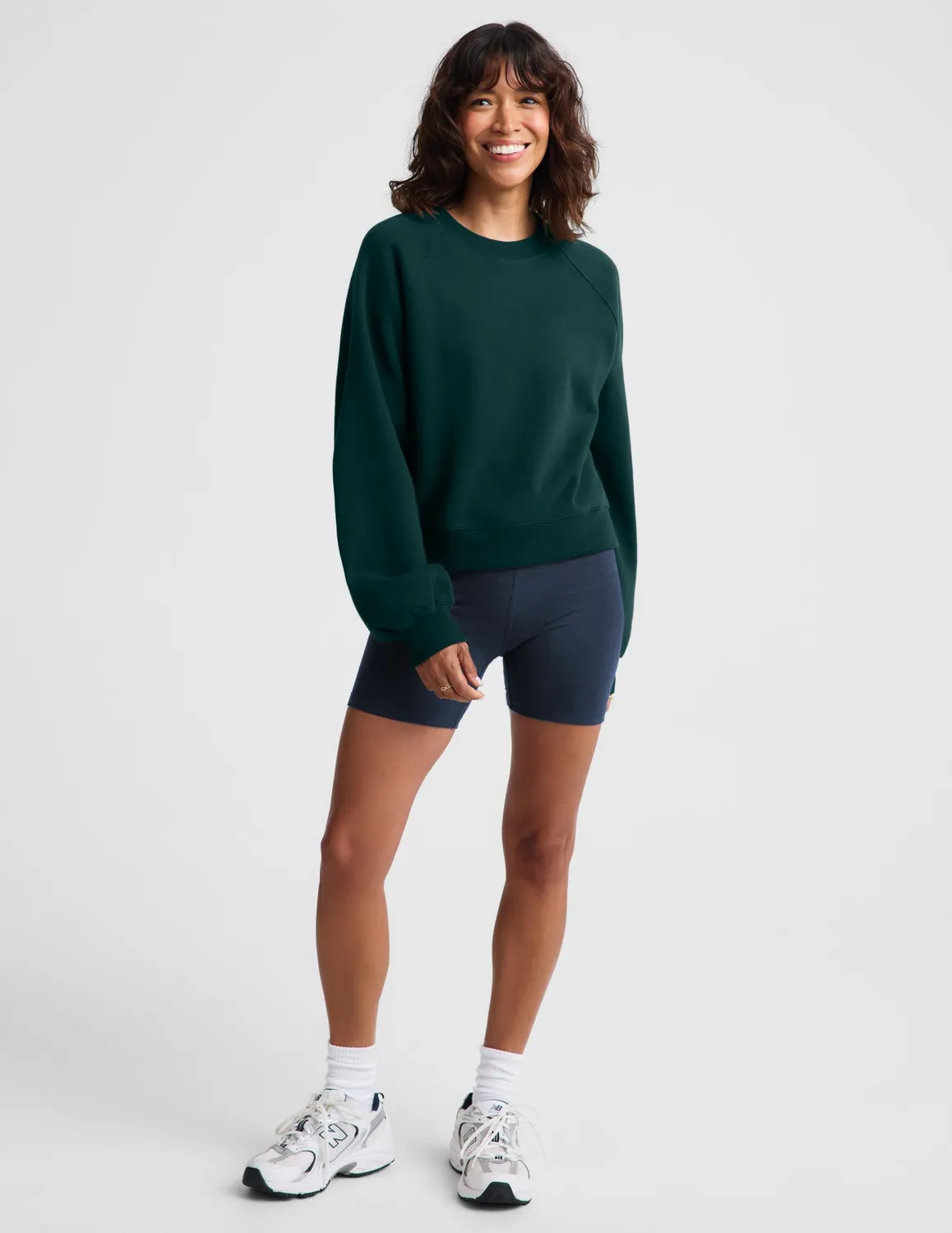 Beyond Yoga LuxeFleece 2.0 Raglan Crewneck tröja mörkgrön