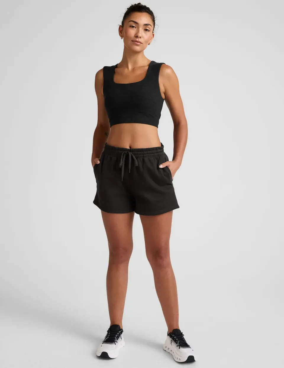 Beyond Yoga LuxeFleece Sweat Short mjukisshorts Black med fickor