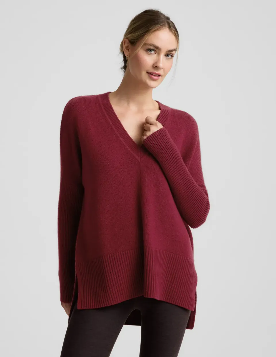 Beyond Yoga Wool-Cashmere V-Neck tröja Ruby Rush relaxed