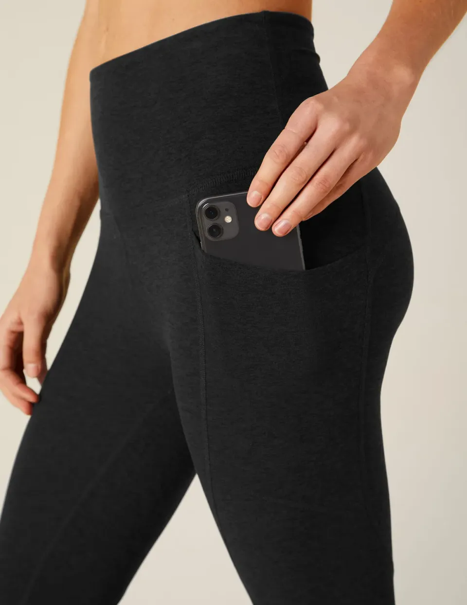 Beyond Yoga Spacedye Equipped Pocket Midi leggings Darkest Night med fickor