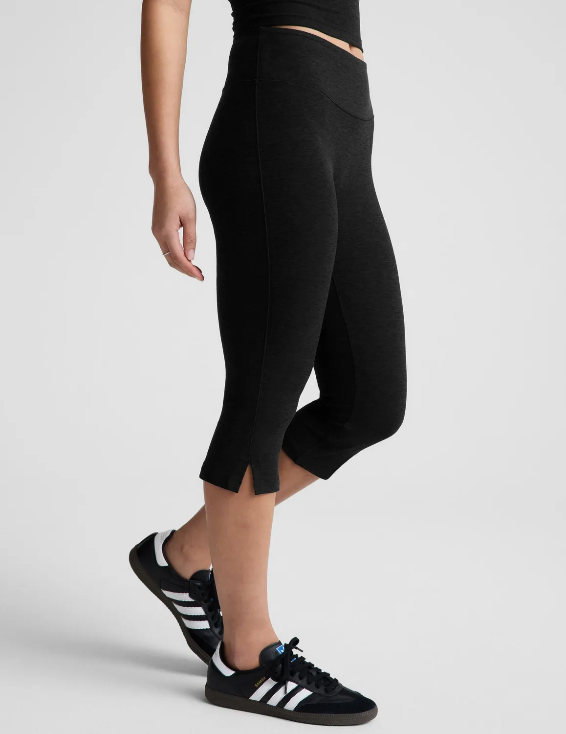Beyond Yoga Spacedye Mid-Rise Slit Pedal Pusher leggings Darkest Night svart