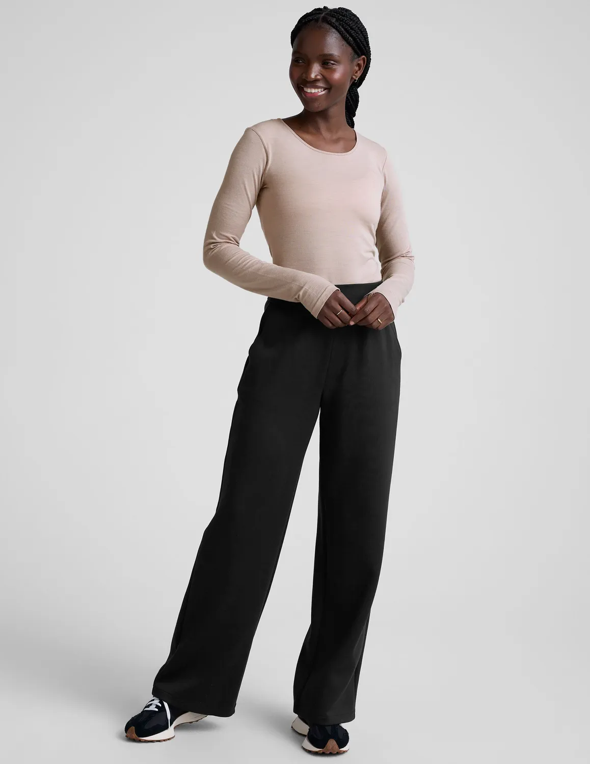 Beyond Yoga LuxeKnit Merino Wool Crewneck ulltröja Oat Latte med tumhål
