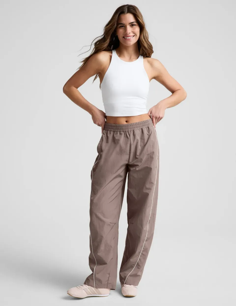 Beyond Yoga Limitless Mid-Rise Barrel Leg träningsbyxa beige