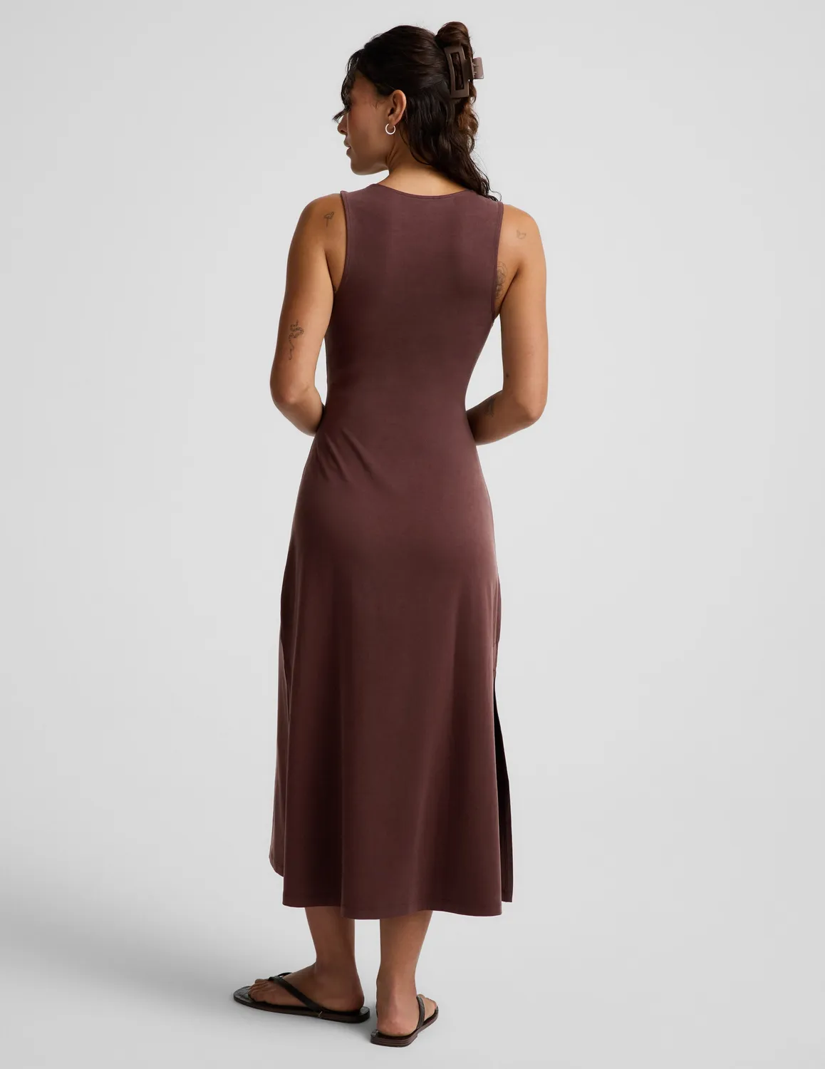 Beyond Yoga Twist Cutout Midi Dress klänning Iced Mocha slim fit