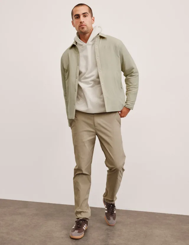 Beyond Yoga Element Chino 30" chinos tan sandfärgad