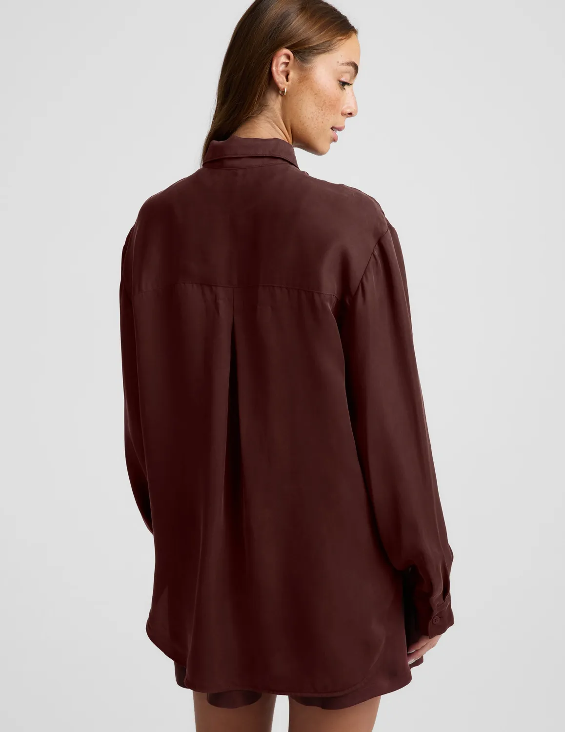 Beyond Yoga Sunkissed Cupro Button Down skjorta Iced Mocha sval