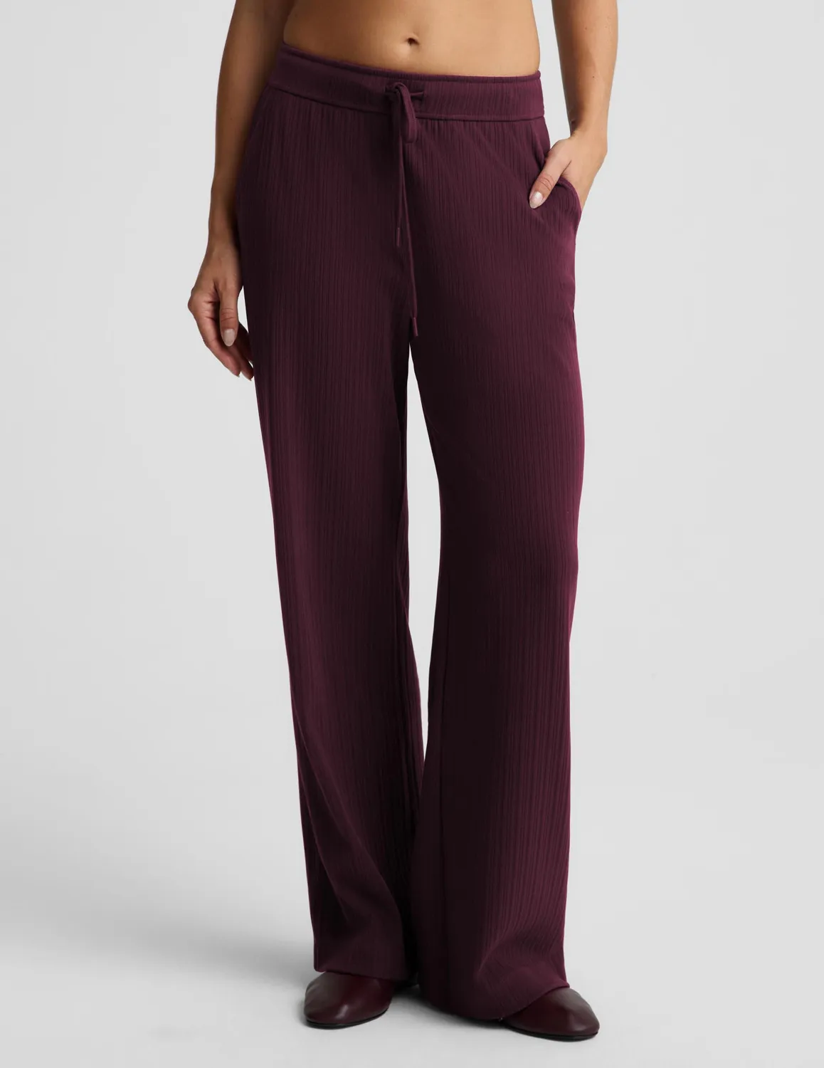 Beyond Yoga Breathe Easy Ribbed vida byxor Cabernet fickor