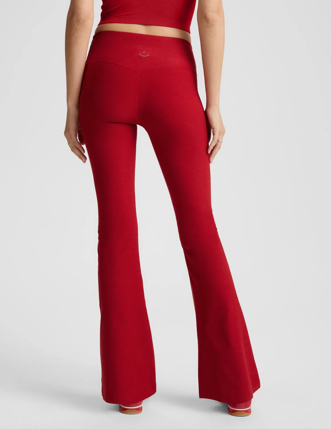 Beyond Yoga Spacedye Mid-Rise Bootcut Pant träningsbyxa Holly Red mjuk