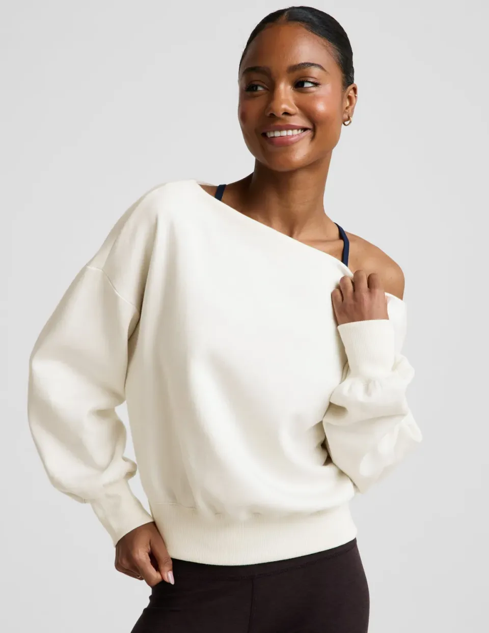 Beyond Yoga LuxeFleece 2.0 Off The Shoulder tröja Fresh Snow bomull